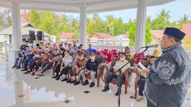 SAMBUTAN—Bupati Padangpariaman Suhatri Bur memberi  sambutan saat silaturahmi dengan forum Badan Musyawarah (Bamus) se-Kabupaten Padangpariaman.