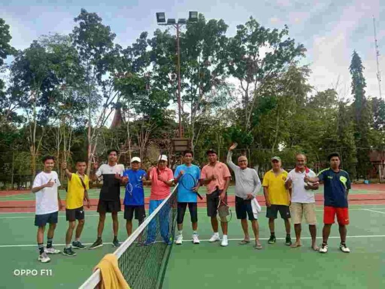 LAGA PERSAHABATAN--Pengcab Pelti Tanahdatar saat pertandingan tenis persahabatan dengan tim klub tenis H Agus Salim Padang.
