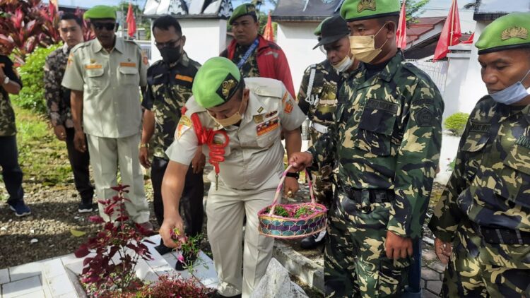 TABUR BUNGA-- Ketua PPM Sumbar, Wahyu Iramana Putra menaburkan bunga di makam pahlawan Kuranji.