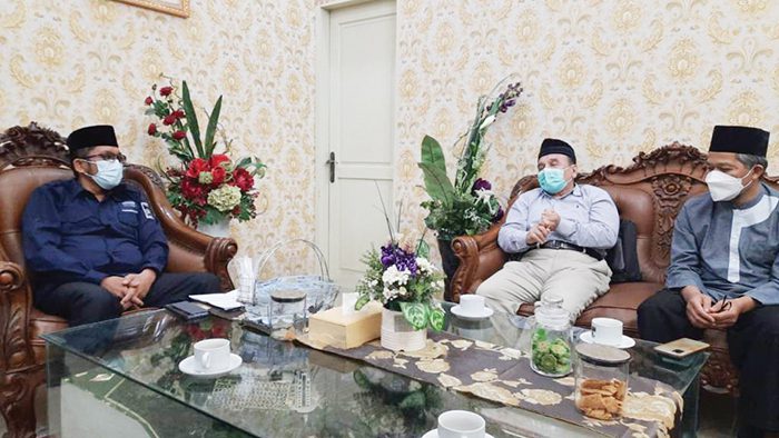 SILATURAHMI— Pengurus Wilayah Dewan Dakwah Islamiyah Indonesia Sumbar melakukan silaturahmi dengan Wako Padang Hendri Septa, di rumah dinas wako, Kamis (20/1) malam, membahas Rakornas hingga masalah LGBT.