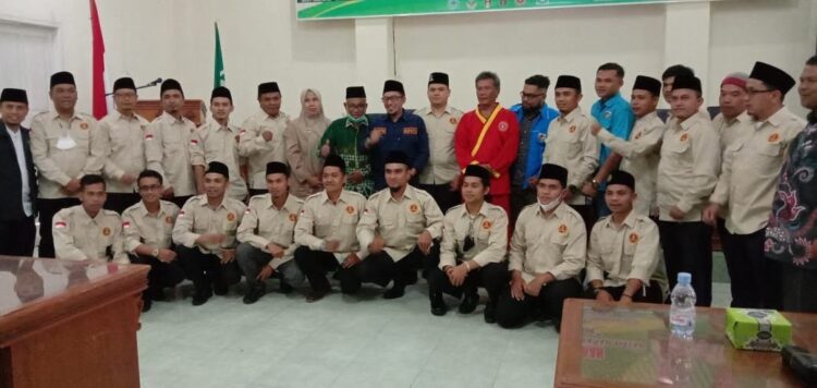 FOTO  BERSAMA—Pengurus Pemuda Muhammadiyah fotto bersama dengan Bupati, usai dilantik.