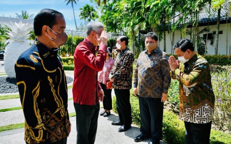 PM Singapura Sampai Hormat Tentara kepada Prabowo ke Luhut Biasa Saja 1 PM Singapura Sampai Hormat Tentara kepada Prabowo ke Luhut Biasa Saja
JAKARTA, METRO
Ada gaya yang menarik ketika Perdana Menteri (PM) Singapura Lee Hsien Loong tiba dan memberikan salam kepada para menteri Kabinet Indonesia Maju. PM Lee mendatangi The Sanchaya Resort Bintan, Kabupaten Bintan, Kepulauan Riau, Selasa (25/1), untuk membahas sejumlah isu bilateral dengan Presiden Joko Widodo (Jokowi).
Saat tiba di The Sanchaya Resort Bintan, PM Lee langsung disambut Presiden Jokowi. Alunan rebana juga menyambut PM Lee.
Jokowi lalu memperkenalkan para menteri yang turut menyambut PM Lee. Pertama ialah Menteri Luar Negeri Retno Marsudi, lalu Menteri Koordinator Bidang Kemaritiman dan Investasi Luhut Binsar Pandjaitan. Luhut sempat memberikan hormat ala tentara kepada PM Lee. PM Lee hanya mengangkat tangannya dan menempelkannya ke dada sembari sedikit menunduk. Lalu yang ketiga ialah Menteri Koordinator Bidang Perekonomian Airlangga Hartarto. PM Lee hanya mengatupkan kedua tangannya.
Yang keempat ialah Menteri Pertahanan Prabowo Subianto. PM Lee tampak berdiri tegak dan memberikan hormat ala tentara kepada Prabowo. Sedangkan Ketua Umum Partai Gerindra itu hanya mengatupkan kedua tangannya lalu menunduk ke PM Lee.
Selain itu, PM Lee juga memberikan salam kepada Sekretaris Kabinet Pramono Anung, Menteri Perhubungan Budi Karya Sumadi, dan Menteri Hukum dan Hak Asasi Manusia Yasonna Laoly.
Dari delegasi Singapura, tampak hadir Menteri Senior dan Menteri Koordinator Keamanan Nasional Teo Chee Hean, Menteri Pertahanan Ng Eng Hen, Menteri Luar Negeri Vivian Balakrishnan, Menteri Dalam Negeri dan Menteri Hukum K. Shanmugam, Menteri Transportasi S. Iswaran, serta Menteri Tenaga Kerja dan Menteri Kedua Perdagangan dan Industri Tan See Leng.
Seusai berbincang-bincang, PM Lee kemudian menandatangani buku tamu. Setelah itu, Presiden Jokowi dan PM Lee melaksanakan foto bersama. Dalam suasana bersahabat, keduanya berjalan kaki menuju veranda untuk melakukan pembicaraan tete-a-tete.
Pada pertemuan kali ini kedua kepala pemerintahan mengenakan batik, termasuk delegasi yang hadir. Kehadiran PM Lee di Bintan ini untuk menghadiri Leaders’ Retreat Indonesia-Singapura. (tan/jpnn)