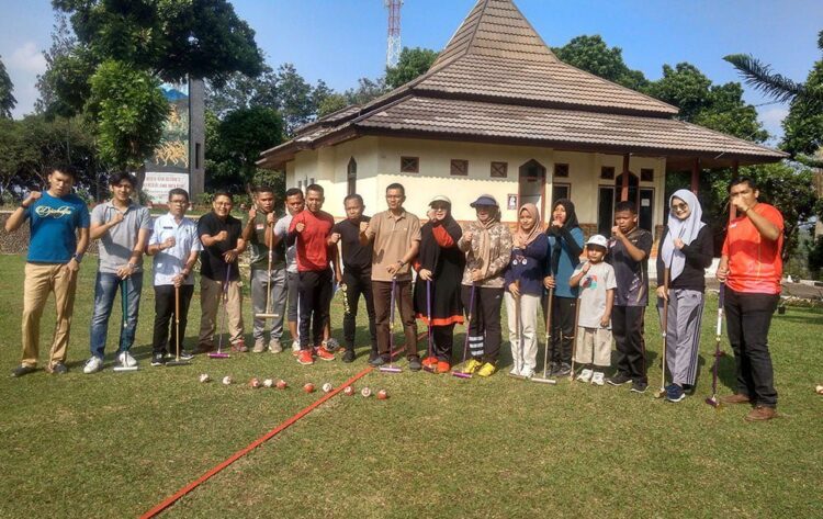 Pergatsi Kota Payakumbuh Berharap Gateball Dipertandingkan di Porprov 1 FOTO BERSAMA—Ketua, Wakil Ketua, Sekretaris, pelatih dan atlet gateball poto bersama menjelang pelatihan di lapangan eks kantor Balai Kota Bukiksibaluik Kota Payakumbuh.