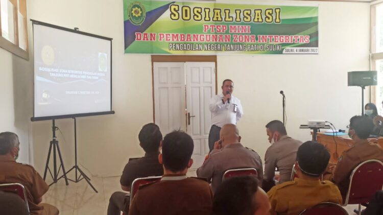 SOSIALISASI—Pemateri menyampaikan sosialisasi PN Tanjuang Pati di Suliki, dinilai dapat mempermudah pelayanan kepada masyarakat.
