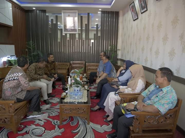 Pemko Solok Harapkan Aset Pemprov Dihibahkan ke Daerah 1 PERTEMUAN— Pertemuan Wawako Solok Ramadhani KP dengan anggota DPRD Provinsi Sumbar membahas aset daerah milik provinsi yang ada di Kota Solok.