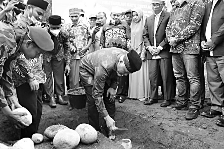BATU PERTAMA— Gubernur Sumbar Mahyeldi Ansharullah, didampingi Wakil Bupati Pessel Rudi Hariyansyah meletakan batu pertama dimulainya pembangunan kampus Perguruan Islam Ar Risalah 2, Minggu (23/1) di Airpura, Kabupaten Pessel.