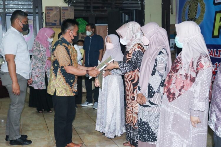 PENGHARGAAN— Kapolres Sawahlunto mengganjar penghargaan terhadap pimpinan lembaga dan institusi yang berkontribusi membantu menyukseskan capaian vaksinasi 100 persen.