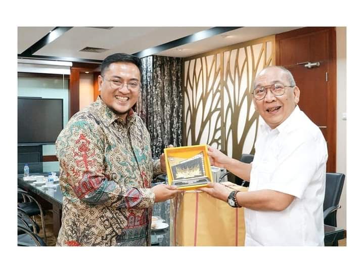 Potensi Pertanian Cukup Luar Biasa di Kabupaten Tanah Datar 1 CENDERA MATA— Wabup Richi Apria dan Wakil Sekretaris Kabinet Fadlansyah Lubis bertukar cendera mata.