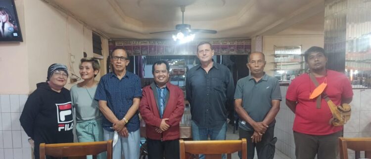 BERSAMA—Ferizal Ridwan poto bersama Produser dan Tim dari NOS TV .