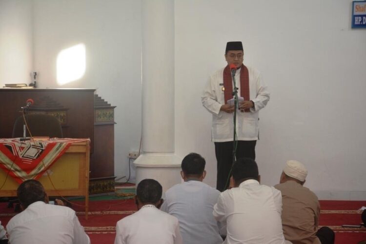 Kebut Progul, Peranan Aktif ASN dan Keluarga Penting 1 SMBUTAN— Wakil Bupati Tanah Datar Richi Aprian saat wirid Korpri bagi ASN di Llngkungan Pemerintah Daerah, Jumat (21/1) di Masjid Nurul Amin Pagaruyung.