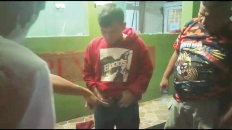 PEMERIKSAAN—  Petugas Satpol PP Kota Padang meminta keterangan kepada oknum pemuda AD (19), yang diduga sering memalak anak muda yang tengah duduk bersantai di kawasan pedestrian atau trotoar Khatib Sulaiman, Jumat (28/1) malam.