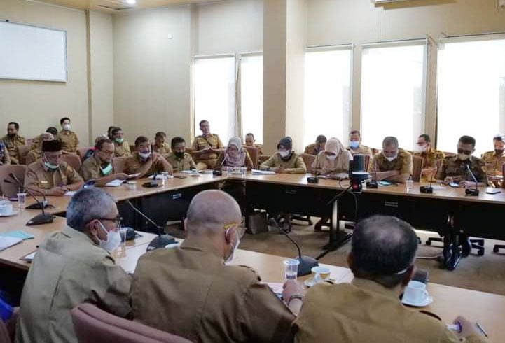 RAPAT KOORDINASI— Wali Kota Solok Zul Elfian gelar rapat koordinasi bersama pejabat membahas berbagai program.