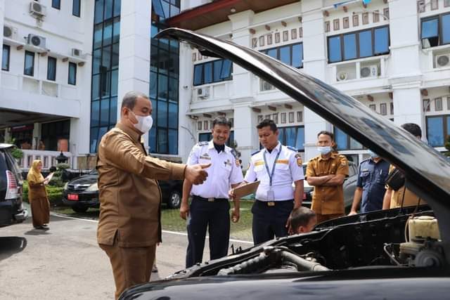 Wawako Pariaman Cek Kendaraan Dinas 1 CEK—Wawako Mardison Mahyuddin saat melakukan cek kendaraan dinas.