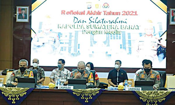 PAPARKAN— Kapolda Sumbar Irjen Pol Teddy Minahasa didampingi Karo ops dan Kabid Humas Kombes memaparkan angka kriminalitas di Sumbar selama tahun 2021.