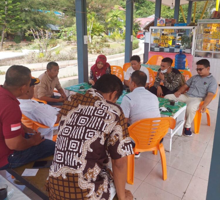 MEDIASI—PKL melakukan mediasi bersama PKL, dihadiri Kadis Perdagangan dan Transmigrasi, Kabupaten Pessel Mimi Riarty Zainul, dan Kabid Trantibum Pol PP dan Damkar Pessel Agung, Jumat (7/1).
