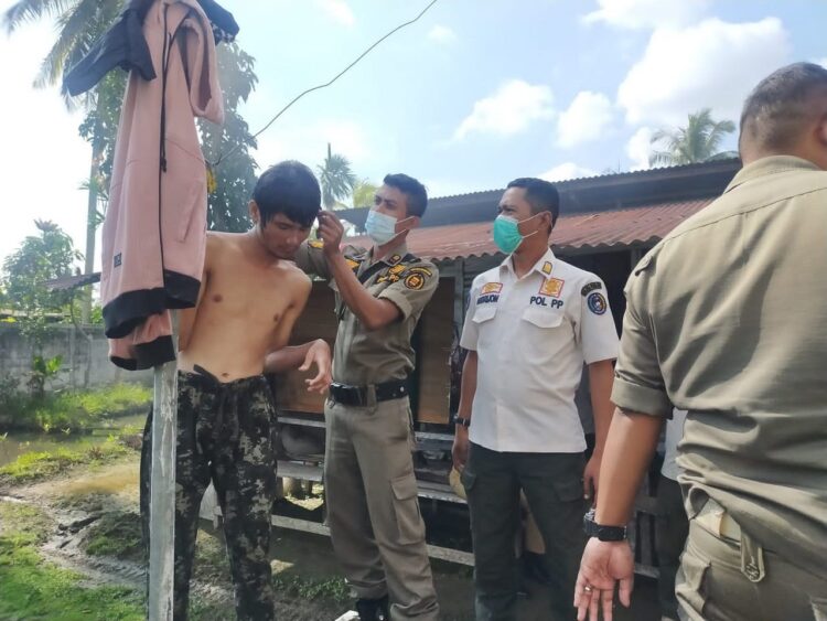 AMANKAN— Petugas Satpol PP mengamankan ODGJ yang dinilai sudah membuat resah warga Purwajaya, Sarilamak, Harau.