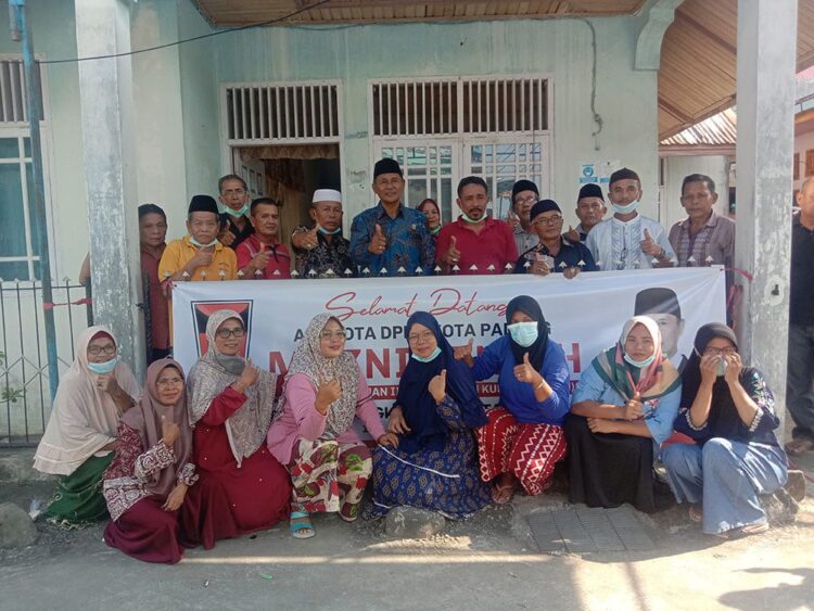 FOTO BERSAMA— Anggota DPRD Padang Muzni Zen didampingi oleh Ketua RW XI Usman Gumanti berfoto bersama dengan warga Perumahan Belimbing usai reses 1 tahun 2022, Sabtu (16/1).