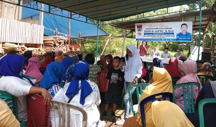 RESES DAPIL— Ketua Fraksi Demokrat DPRD Kota Padang, Surya Jufri melakukan reses dapil dan bertemu warga di Kelurahan Ampalu Nan XX Kecamatan Lubeg, Sabtu (15/1).