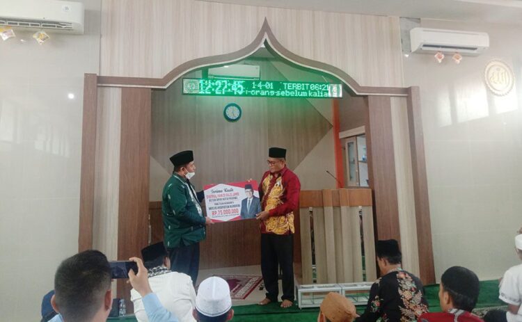 Reses I Ketua DPRD Padang, Banyak Masalah yang Harus Diselesaikan Pemko 1 SALURKAN BANTUAN— Ketua DPRD Padang Syafrial Kani menyalurkan bantuan kepada Masjid Hidayatunnur Baini sebesar Rp75 juta di Perumahan Taman Asri 1 Kampung Baru Bawah Asam Kelurahan Sungai Sapih, Kecamatan Kuranji, Jumat (14/1).