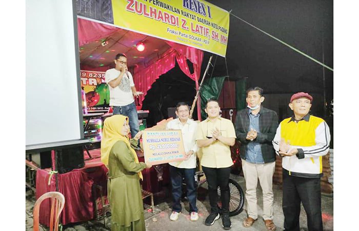 BANTUAN RESES — Wakil Ketua Komisi IV DPRD Kota Padang, Zulhardi Z Latief serahkan bantuan secara simbolis untuk Mushalla Nurul Hidayah Rp25 juta, Jumat (14/1). 