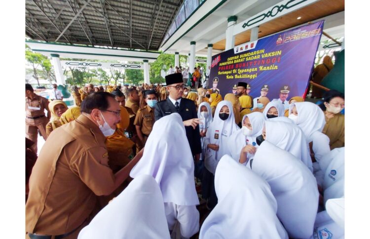 SUBSIDI—Pemko resmi mensubsidi iuran Komite pelajar SMA- SMK sederajat Khusus KK Bukittinggi, yang diumumkan Walikota Erman Safar saat apel bersama seluruh pelajar SMA sederajat di Lapangan Kantin.