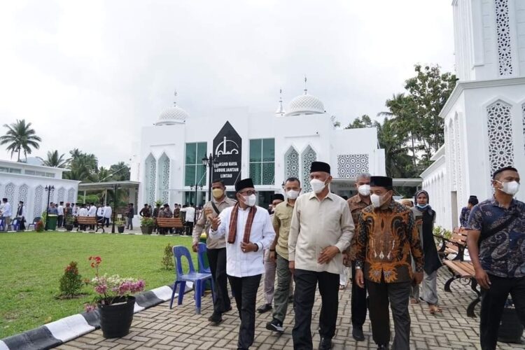 Mahyeldi Resmikan Masjid Raya Lubuk Jantan 1 PERESMIAN MASJID— Gubernur Sumbar Mahyeldi Resmikan Masjid Raya Lubuk Jantan Lintau Buo Utara, diresmikan pemakaiannya oleh Gubernur Sumbar Mahyeldi Ansyarullah, Sabtu (8/1).
