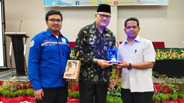 Inovasi SMK Semen Padang, Sukses Produksi Souvenir Berbahan Akrilik Dilengkapi LED 1 SOUVENIR BERBAHAN AKRILIK— Kepala BBPPMPV-BBL Medan Rasoki Lubis (tengah) menerima souvenir berbahan akrilik berupa plakat yang dilengkapi LED dari Kepala SMK Semen Padang Gusriadi, didampingi Penanggung Jawab PKK SMK Semen Padang, Heru Suryadi Wira (kiri) saat Rakor Teknik di BBPPMPV-BBL Medan yang digelar 1-3 Oktober 2021 lalu.