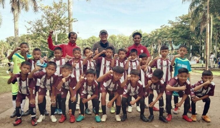 JUARA— SSB PSKS Sawahlunto foto bersama setelah menjuarai Turnamen Imam Bonjol Cup III di Kota Padang.