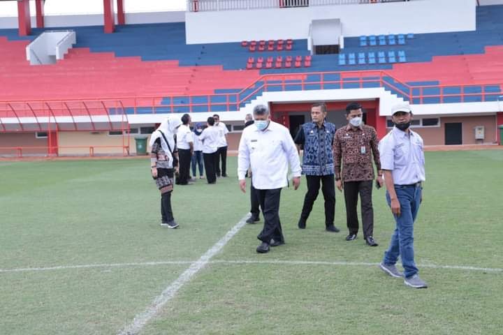 STUDI TIRU— Rombongan Wali Kota Solok Zul Elfian saat melakukan studi tiru melihat stadion di Kabupaten Boyolali, Jawa Tengah.