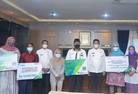 SANTUNAN— Warga Sawahlunto menerima Santunan Jaminan Kematian dari BPJS Ketenagakerjaan Cabang Solok di Balaikota Sawahlunto.