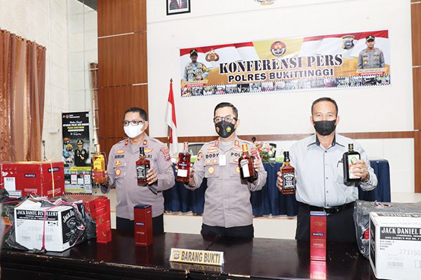 Penyelundupan 2.160 Botol Miras Digagalkan 1 AMANKAN MIRAS— Kapolres Bukittinggi AKBP Dody Prawiranegara didampingi Wakapolres dan Kasat Narkoba saat memperlihatkan miras yang berhasil diamankan Satnarkoba, Rabu (26/1).