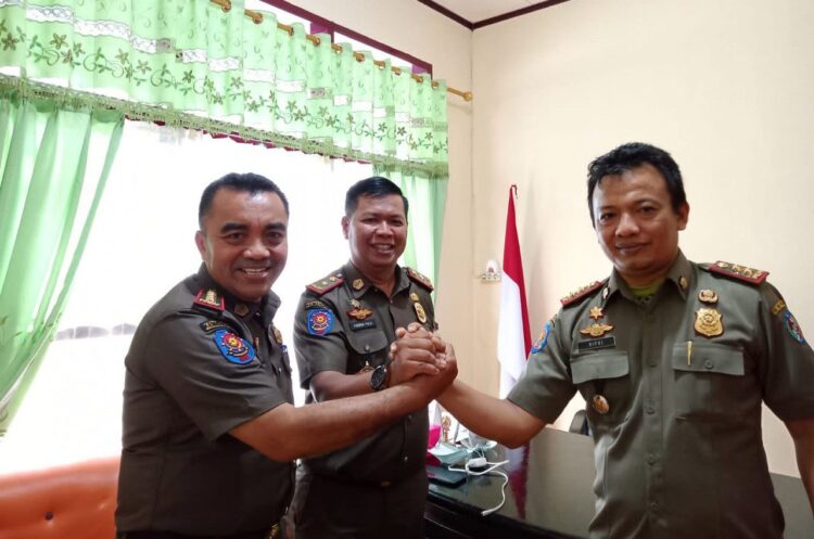 Satpol PP Limapuluh Kota Siap Amankan Pilwanag 2022 1 SUKSESKAN PILWANAG— Hendra saat menyampaikan laporan kepada Kasat Pol PP Limapuluh Kota disaksikan Sekretaris Pol PP.