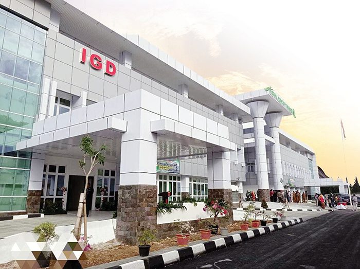PELAYANAN RSUD—Inilah gedung RSUD Bukittinggi yang terus memberikan layanan terbaik kepada warga kota di bidang kesehatan. Selama 2021 lalu, RSUD telah melayani 7.369 pasien.