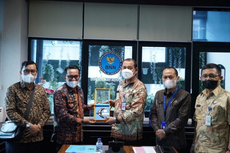 TUKAR CENDERA MATA— Bupati Tanahdatar Eka Putra dan Direktur BNN RI bertukar cendera mata.