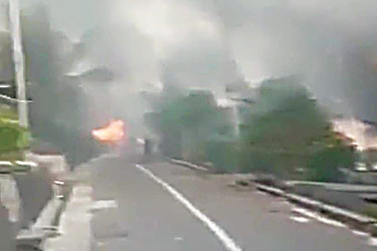 HANGUS— Sejumlah rumah warga di Desa Kariuw, Kecamatan Pulau Haruku, Kabupaten Maluku Tengah hangus terbakar setelah terjadi bentrok antar dua desa bertetangga di wilayah itu, Rabu (26/1) 2022.