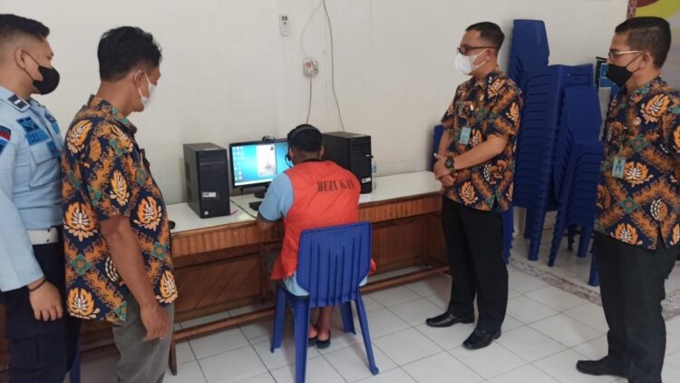 ZOOM—Terihat seorang  WBP sedang melakukan zoom dengan keluarga.