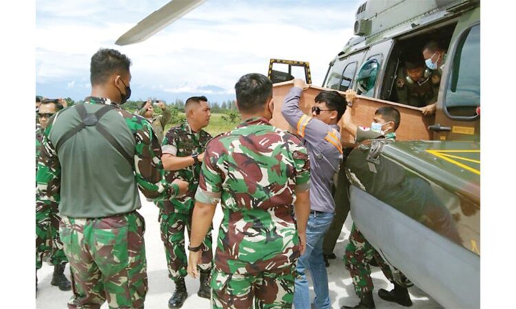 Separatis Teroris Serang Koramil, Tiga Prajurit TNI Gugur, Satu Kritis 1 GUGUR— Tim evakuasi menurunkan jenazah anggota TNI yang gugur di medan tugas di Bandara Mozes Kilangin, Timika, Kamis (27/1).