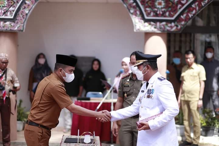 SERTIJAB—Wakil Wali Kota Solok Ramadhani Kirana Putra menghadiri serah terima jabatan Camat Tanjung Harapan Kota Solok.