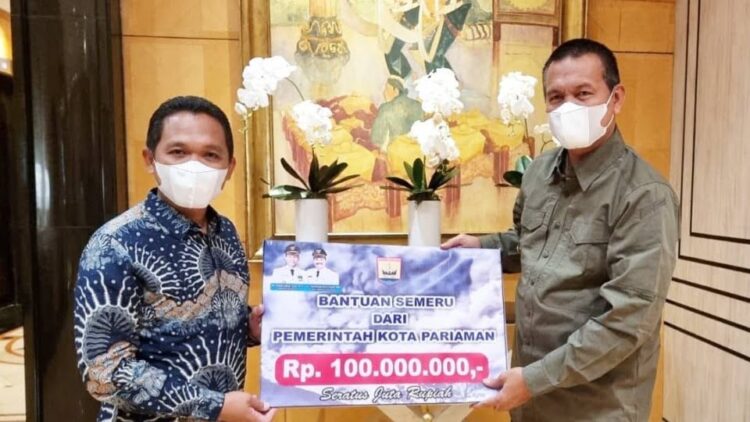 SERAHKAN BANTUAN—Wako Genius serahkan bantuan kepada Bupati Lumajang.