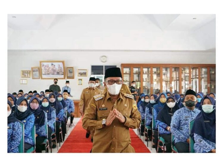 SERAHKAN SK—Bupati Eka Putra saat akan menyerahkan SK PNS.