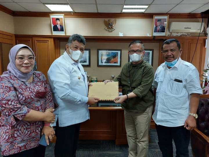 SERAHKAN PROPOSAL— Wali Kota Solok Zul Elfian menyerahkan proposal untuk pembangunan Kota Solok kepada Kepala Biro Perencanaan Kementerian LH dan Kehutanan RI.