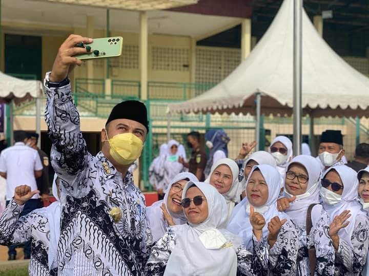 FOTO BERSAMA—Bupati Sijunjung Benny Dwifa bersama sejumlah guru di Kabupaten Sijunjung pada momen peringatan Hari Guru, beberapa waktu lalu.