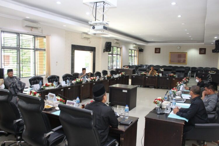 SIDANG— Suasana sidang Banmus DPRD Kota Solok dalam menyusun rencana kerja (Renja) untuk satu bulan ke depan.