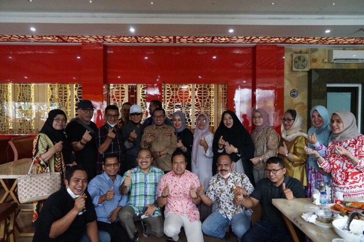 Silaturahmi Bersama IKLB Jabodetabek, Bupati Tanah Datar Sampaikan Program Pembangunan 1 FOTO BERSAMA—Bupati Eka Putra dan isteri foto bersama dengan perantau IKLB.