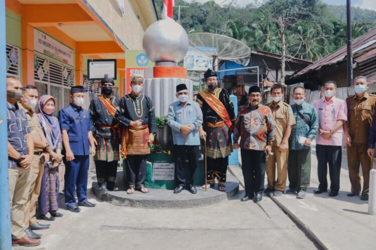 FOTO BERSAMA— Pengurus KAN Silungkang berfoto bersama di tugu peringatan perjuangan masyarakat Silungkang usai memperingati perlawanan masyarakat Silungkang melawan penjajah.