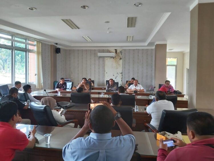 PERTEMUAN—Suasa hangat saat pertemuan silaturahmi  wartawan dan pimpinan DPRD Pasbar, kemarin.