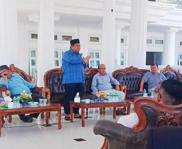 SAMBUTAN— Bupati Padangapriaman Suhatri Bur  berikan arahan kepada walinagari se Padangapriaman saat coffe morning.