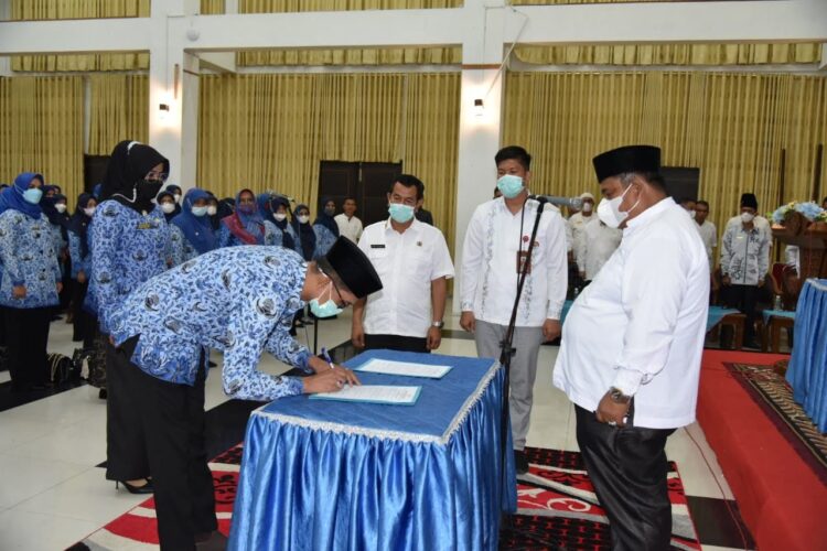 PELANTIKAN PEJABAT— Bupati Padangpariaman Suhatri Bur saksikan penandatangan pejabat baru.