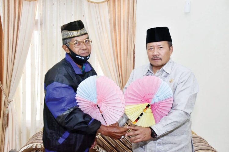 lepas — Bupati Agam Andri Warman melepas Grup kesenian tradisional Talempong Aguang Balai Belo, Nagari Koto Kaciak, Kecamatan Tanjung Raya untuk mengikuti pagelaran di Anjungan Sumbar TMII Jakarta di Mess Pemkab Agam Belakang Balok, Kamis (6/1).