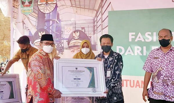 PENGHARGAAN PROPER BIRU —Penyerahan penghargaan Proper Biru pada penilaian Properda 2021 kepada PT Semen Padang yang diwakili oleh Kepala Unit Operasi Tambang Hendri Priparis (dua dari kanan) pada acara peresmian operasional fasilitas pengelolaan limbah B3 Medis Provinsi Sumbar 
di TPU Air Dingin, Koto Padang, Kamis (27/1).